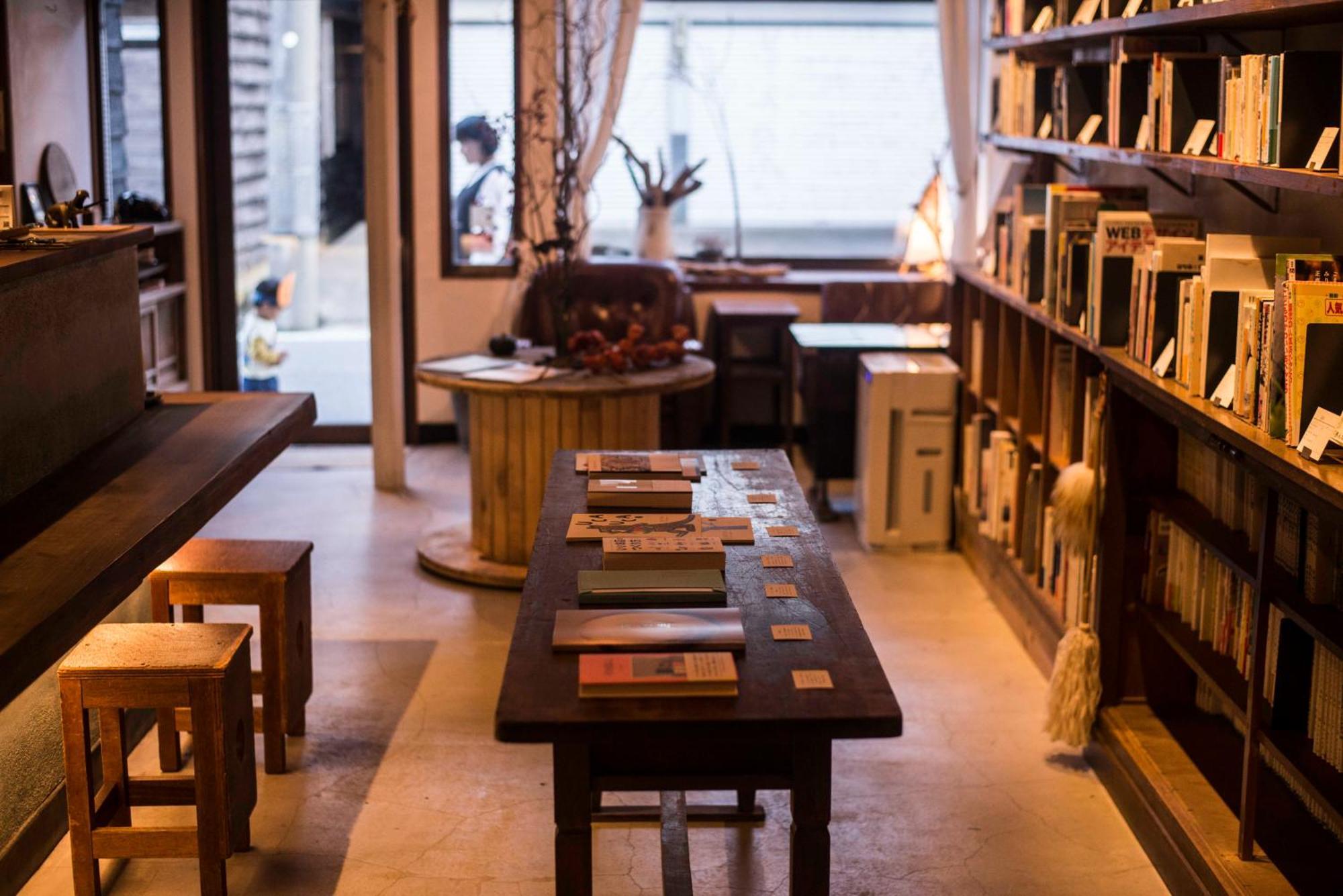 Book & Guesthouse Hitotomaru Toyooka  Buitenkant foto